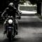 Profesor de MotoCircuito enseñando a un alumno dónde se encuentra el depósito del líquido de frenos de la motocicleta durante una clase en el circuito de Móstoles, preparándole para las verificaciones previas.